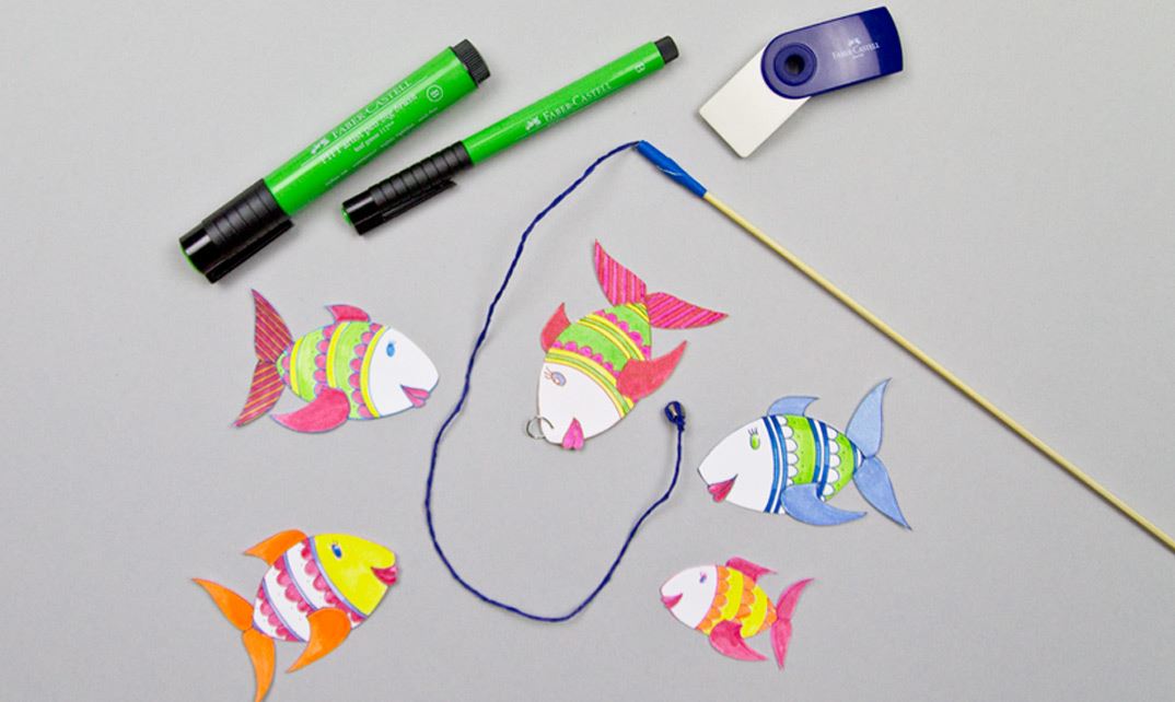 Pitt Artist Pens and Art Grip Aquarell - Children party - Instructions for "small fish" - Step 6 - For the fishing rod, stick a magnet to a cord then attach the cord to a wooden stick